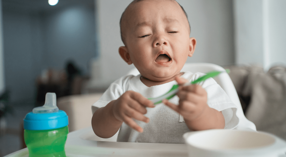 bebê com bronquite se alimentando