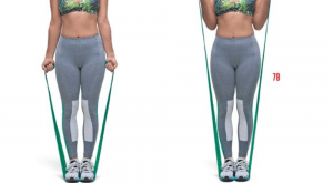 Extensão de braços: elástico no pé e subida de braço.