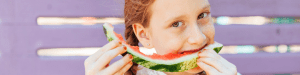 criança comendo melancia