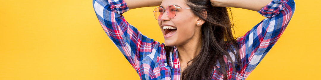 mulher dando gargalhada