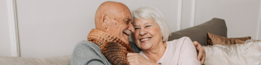 casal de idosos feliz 