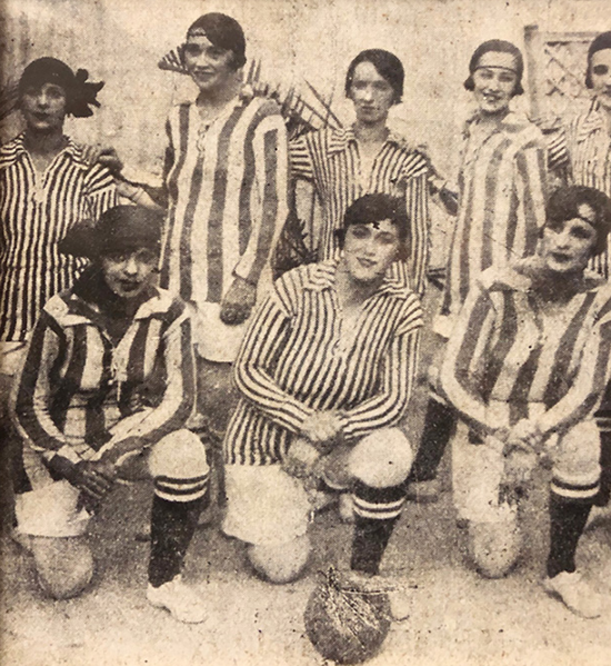 Mulheres jogando futebol 