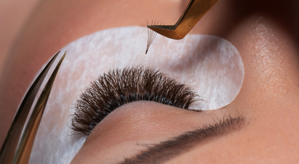 Extensão de cílios quais são os riscos para a sua saúde