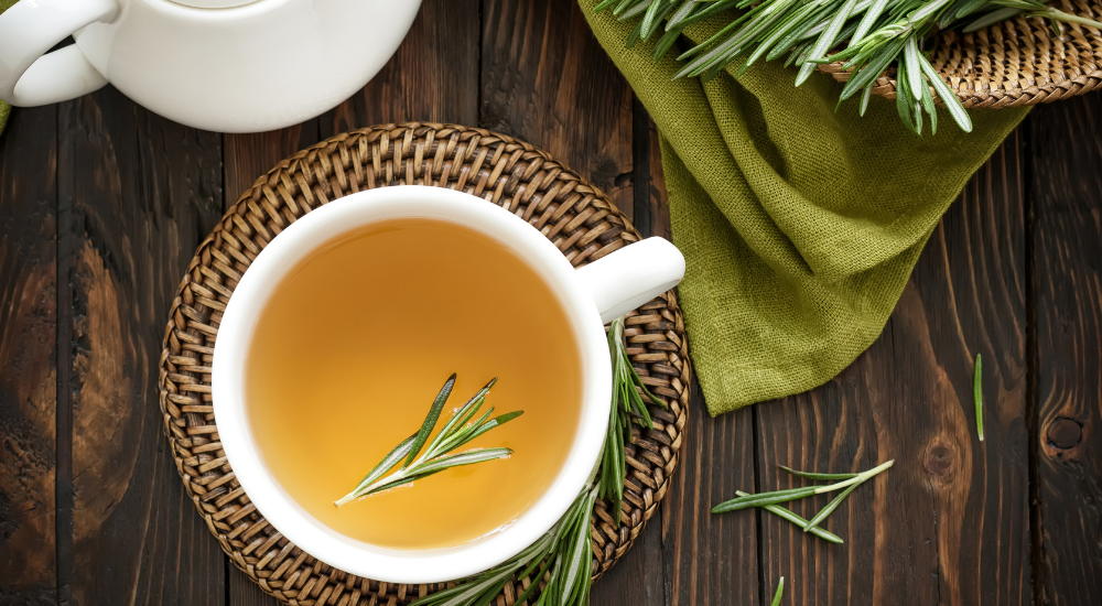 Chá de alecrim já experimentou seus benefícios
