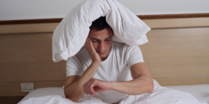 Dormir mal aumenta o risco de infarto? Entenda a relação!