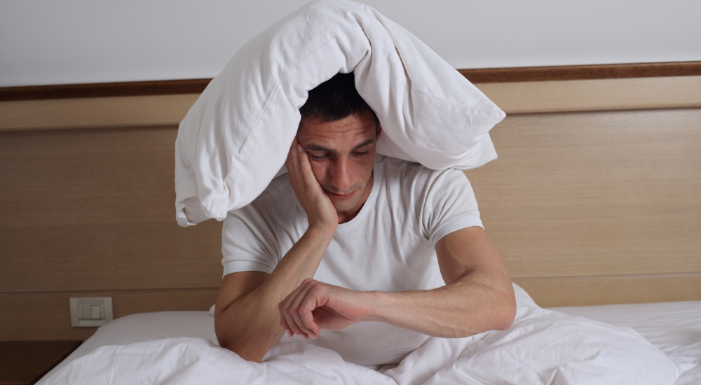 Dormir mal aumenta o risco de infarto? Entenda a relação!