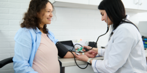 Pré-eclâmpsia sintomas, tratamento e riscos para o bebê