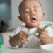 bebê com bronquite se alimentando